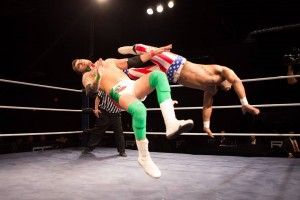 Nella foto, in alto: Mambo Italiano vs Abel Andrew Jackson durante un match