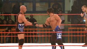 Nella foto, in alto: filippo ha il privilegio di arbitrare wrestlers famos come Aj Styles e Christopher Daniels