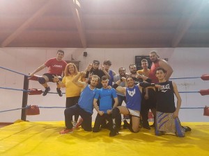 Nella foto, in alto: La nostra Erika Corvo con il roster FCW