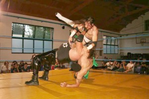 Nella foto, in alto: lo scatto dell'anno. Kronos esegue una samoan drop su Marcio silva e, contemporaneamen te, una fallaway slam su Steve McKee