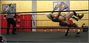 Nella foto, in alto: TG esegue un suplex su Josh Shooter