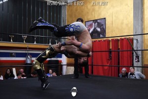 Nella foto, in alto: una potentissima suplex di TG, The Italian Immortal