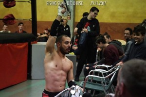 Nella foto, in alto: Kyo Kazama ha combattuto nonostante una mano fratturata