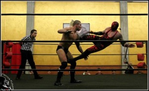 Nella foto, in alto: Red Scorpion vs Josh Shooter