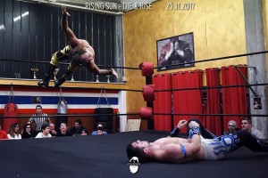 Nella foto, in alto: superbo springboard moonsault di TG