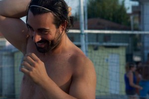 Nella foto, in alto: Alfredo fa sport sempre e dovunque, anche in spiaggia!