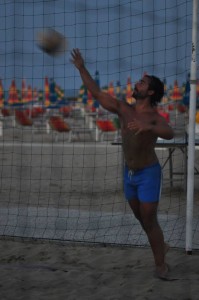 Nella fotgo, in alto: praticando beach volley