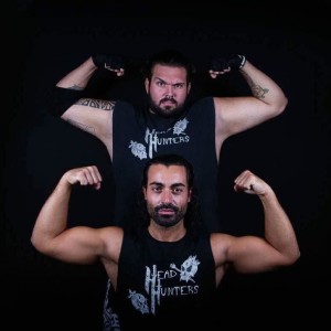 Nella foto, in alto: The Entertrainer e Kronos formano il tag team "Headhunters"