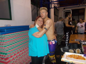 Nella foto, in alto: Erika Corvo con Dio... scusate, è Will Ospreay