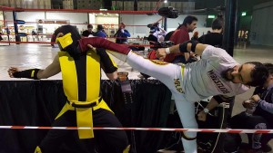 Nella foto, in alto: Mr. Excellent scherza con un cosplay