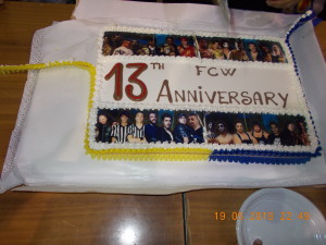 Nella foto, in alto: la buonissima torta del tredicesimo anniversario FCW Cento di questi giorni!