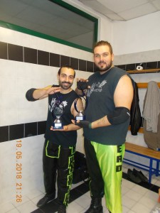 Nella foto, in alto: Gli Headhunters premiati come unico tag team triple crowned