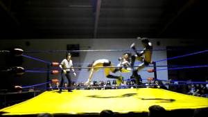 Nella foto, in alto: triplo dropkick