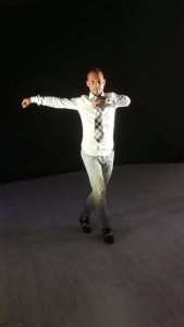 Nella foto, in alto: la vera passione di Manuel è la danza caraibica. Qui esegue una figura di danza.