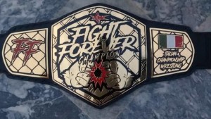 Nella foto, in alto: Eron Sky è il primo detentore della cintura ICW Fight Forever