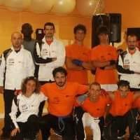 Nella foto, in alto: Nadir con i compagni di kickboxing