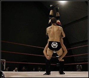 Nella foto, in alto: Emiliano subisce il suo primo piledriver