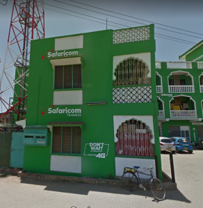 Nella foto, in alto: tipico edificio Safaricom, dappertutto in Africa
