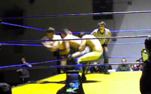 Nella foto, in alto: un suplex diventa un "triplex"