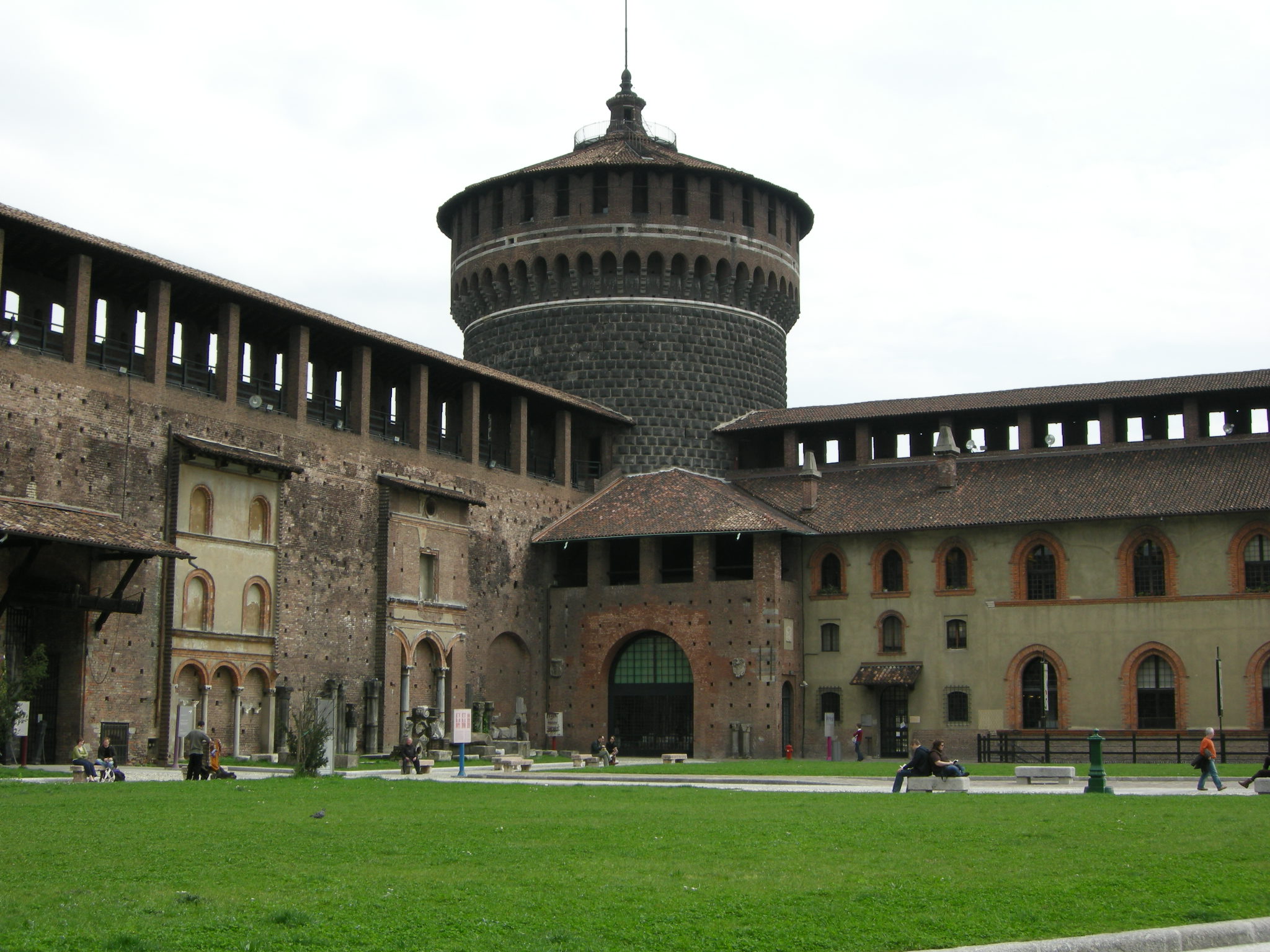 Conoscere Milano. Il castello Sforzesco – Mondomarziale