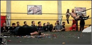 Nella foto, in alto: Mirko Mori esibisce la cintura in mezzo alla devastazione