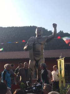 Nella foto, in alto: la statua dedicata a Bruno, a Pizzoferrato