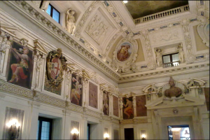 Nella foto, in alto: Splendidi interni di Palazzo Marino