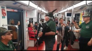 Nella foto, in alto: la metropolitana di Milano invasa di alpini