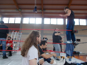 Nella foto, in alto: TG (FCW) si prepara insieme al roster ICW