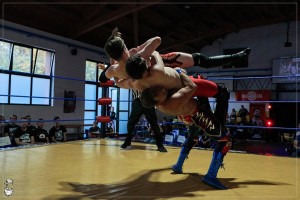 Nella foto, in alto: Ma che forza ha, TG, per un doppio german suplex?