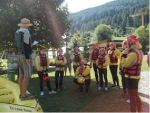 Nella foto, in alto: Luka Yuaka fa anche rafting