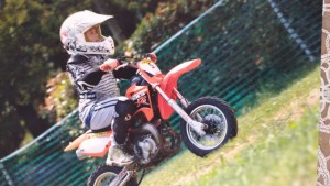 Nella foto, in alto: Yutaka sulla mini moto